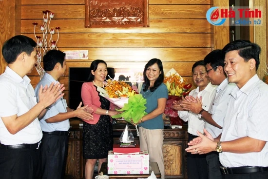 Lãnh đạo tỉnh chúc mừng, dự gặp mặt nhân Ngày Doanh nhân Việt Nam ảnh 4