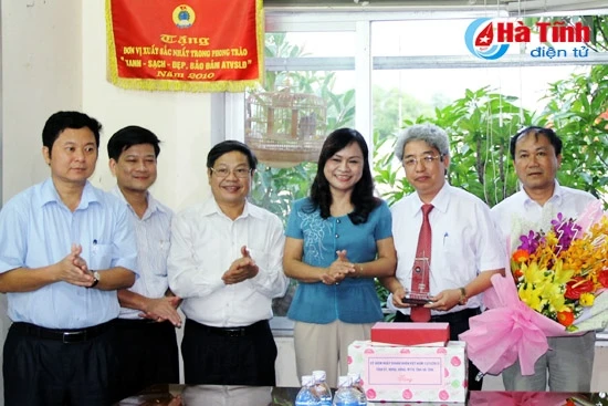 Lãnh đạo tỉnh chúc mừng, dự gặp mặt nhân Ngày Doanh nhân Việt Nam ảnh 7