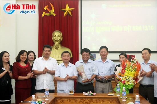 Lãnh đạo tỉnh chúc mừng, dự gặp mặt nhân Ngày Doanh nhân Việt Nam ảnh 2