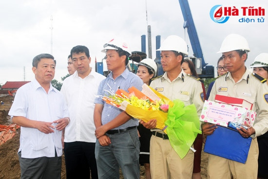 Lãnh đạo tỉnh chúc mừng, dự gặp mặt nhân Ngày Doanh nhân Việt Nam ảnh 1