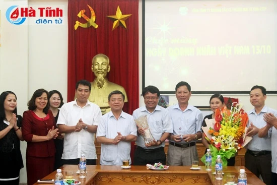 Lãnh đạo tỉnh chúc mừng, dự gặp mặt nhân Ngày Doanh nhân Việt Nam ảnh 2