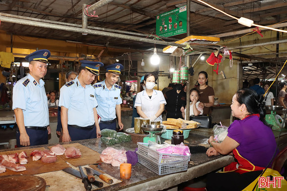 Kiểm tra chất phụ gia cấm trên bún, giò, bánh tại chợ Hôm