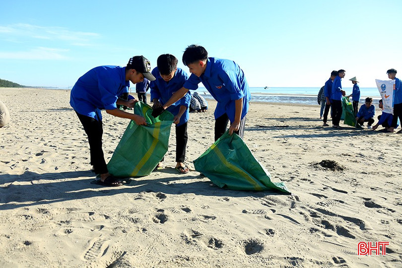 ĐVTN, học sinh Trường THPT Nguyễn Du ra quân làm sạch môi trường Khu du lịch biển Xuân Thành. ĐVTN, học sinh Trường THPT Nguyễn Du ra quân làm sạch môi trường Khu du lịch biển Xuân Thành.