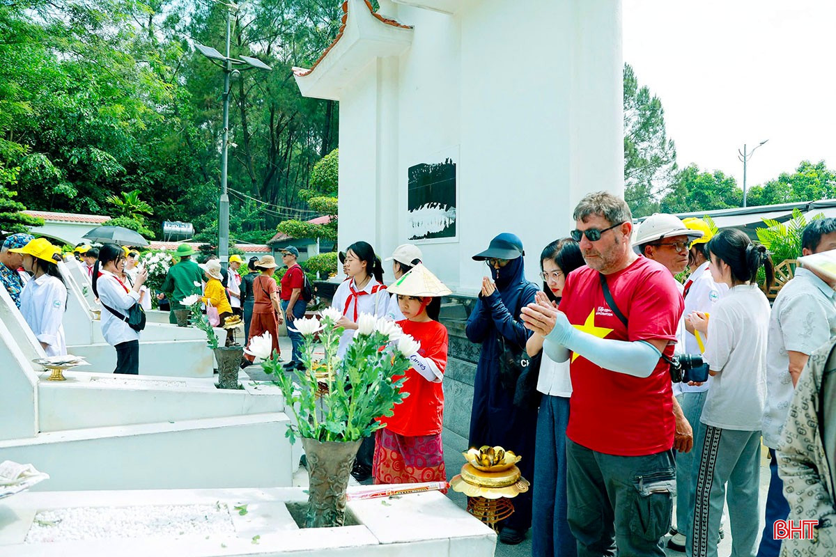 Du khách tham quan Ngã ba Đồng Lộc. bqbht_br_a4.jpg