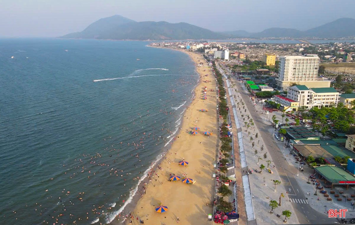 Biển Thiên Cầm đông đúc người trong chiều ngày 3/5/2025. bqbht_br_a2.jpg