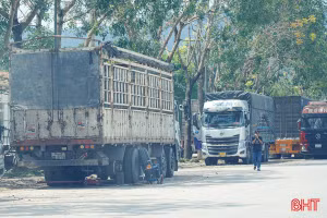 Phương tiện dừng đỗ tùy tiện tại khu vực cổng B - KKT Cửa khẩu quốc tế Cầu Treo