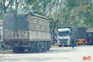 Phương tiện dừng đỗ tùy tiện tại khu vực cổng B - KKT Cửa khẩu quốc tế Cầu Treo