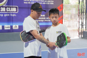Phụ huynh Hà Tĩnh chi hàng triệu đồng cho “khối nghỉ hè” chơi Pickleball
