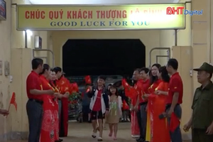 Ga Hương Phố ngập tràn sắc đỏ đón “Đoàn tàu Thống Nhất” đi qua
