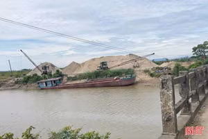 Bị "tuýt còi", bến thủy không phép trên sông La vẫn đón phà chở cát