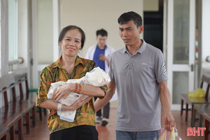 Đón những "công dân nhí" trong ngày kỷ niệm 50 năm Giải phóng miền Nam