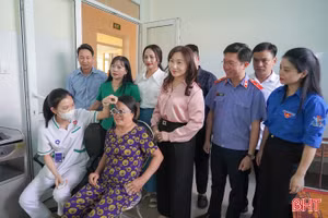 Khám sàng lọc, cấp thuốc miễn phí cho người dân ở xã Vũ Quang