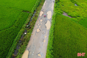 Bất an khi di chuyển trên đường trục xã xuống cấp 