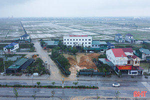 Ngang nhiên tập kết hàng trăm khối đất phong hóa trong khu dân cư