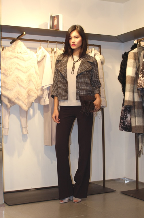 Kim Dung lại thể hiện cá tính với quần tây ống rộng, áo dệt kim và jacket cổ to bản thời thượng.