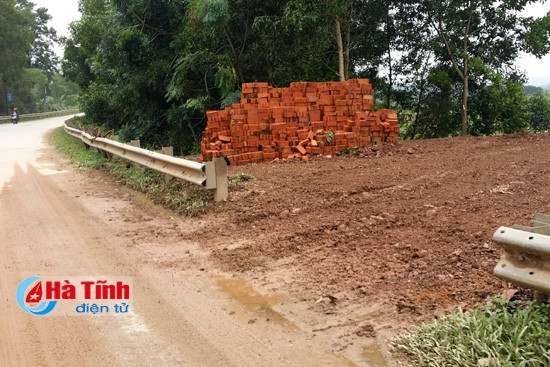 Nhiều đoạn rào chắn bị người dân tự ý tháo dỡ làm lối đi cho trâu, bò hoặc để kinh doanh, buôn bán.