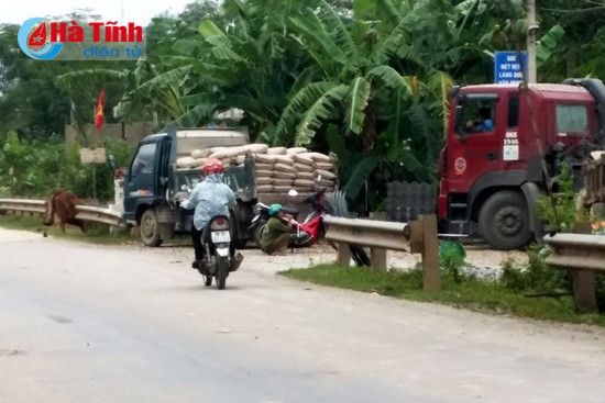 Tùy tiện tháo dỡ rào chắn trên đường mòn Hồ Chí Minh ảnh 1