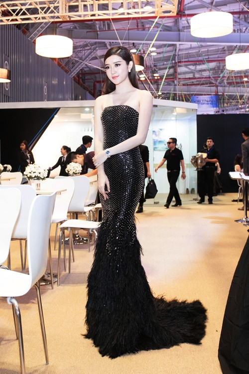 Cũng diện đầm đuôi cá nhưng Á hậu trông cá tính, thời thượng hơn nhờ những chiếc đinh tán kim loại phủ khắp thân váy.