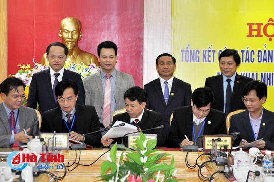 Lãnh đạo UBND tỉnh chứng kiến đại diện các phòng ban, đoàn thể Văn phòng UBND tỉnh ký giao ước thi đua.