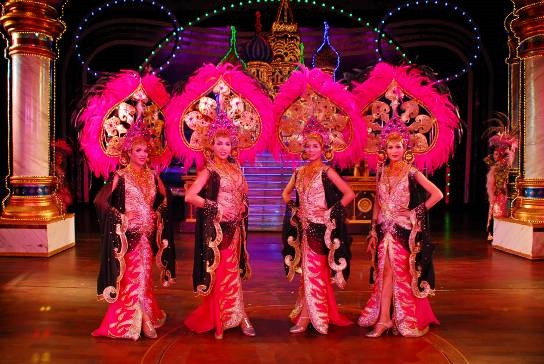 Du khách được thưởng thức chương trình biểu diễn Alcazar nóng bỏng của các hoa hậu chuyển giới Du khách được thưởng thức chương trình biểu diễn Alcazar nóng bỏng của các hoa hậu chuyển giới