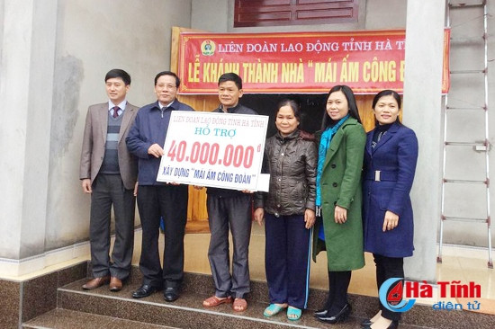 Lãnh đạo LĐLĐ tỉnh trao số tiền 40 triệu đồng hỗ trợ gia đình anh Dương Đình Hiệu xây nhà mới