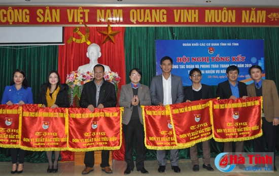 Lãnh đạo Đảng ủy khối Các cơ quan tỉnh, Tỉnh đoàn, BTV Đoàn khối trao thưởng cho các tập thể, cá nhân có thành tích xuất sắc trong năm 2015