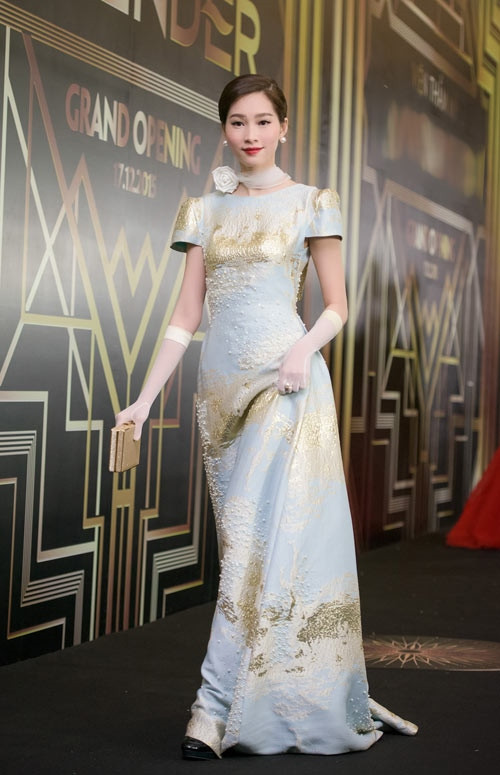 Trong buổi tiệc có chủ đề Gatsby, nàng hóa quý cô cổ điển yêu kiều với trang phục và phụ kiện cầu kỳ, cuốn ánh nhìn theo từng bước chân.