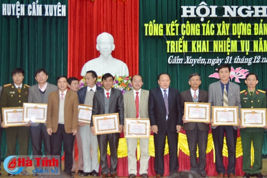 Lãnh đạo Huyện ủy Cẩm Xuyên trao giấy khen cho các tập thể, cá nhân có thành tích xuất sắc trong công tác xây dựng Đảng năm 2015