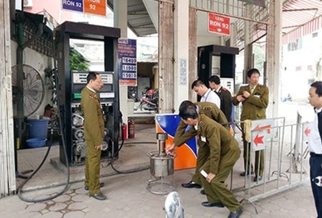 Cơ quan chức năng kiểm tra cây xăng gian lận.