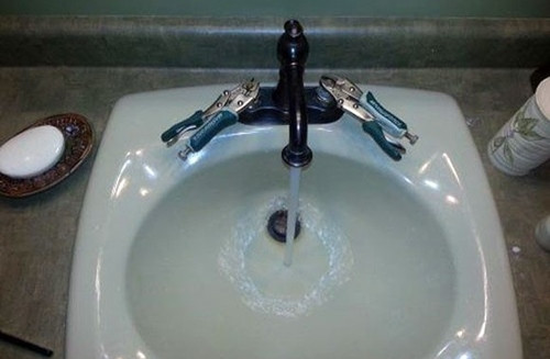 Vòi nước bị gẫy nắm xoay ư? Quá đơn giản.