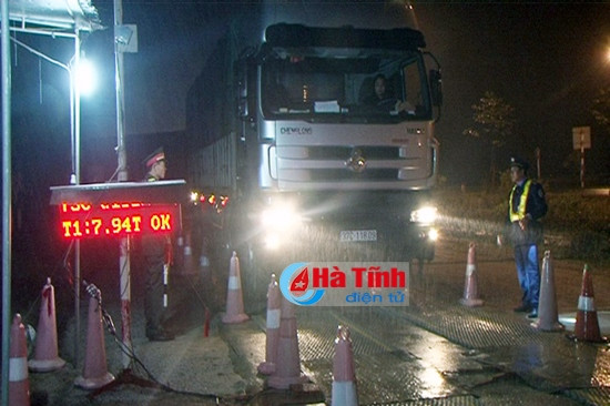 Phạt 202 triệu đồng 7 xe quá tải trọng trong đêm mưa ảnh 1