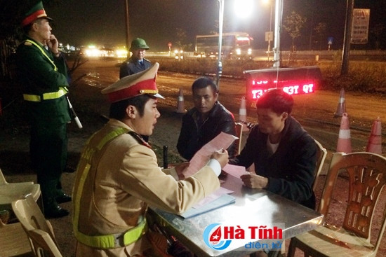 Phạt 202 triệu đồng 7 xe quá tải trọng trong đêm mưa ảnh 2