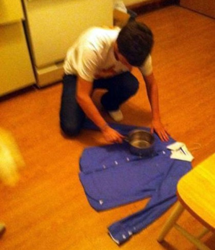 Không có bàn là? Hãy học theo anh ấy!