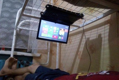 Nằm và tận hưởng cùng chiếc laptop.