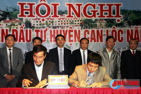 Lãnh đạo UBND huyện Can Lộc ký ghi nhớ đầu tư với các doanh nghiệp