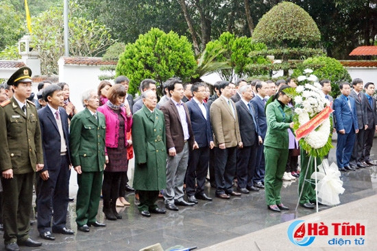 Trước đó, đoàn lãnh đạo Trung ương và tỉnh Hà Tĩnh đã dâng hoa, thắp hương tại Nhà bia tưởng niệm các anh hùng liệt sỹ TNXP toàn quốc, Khu mộ 10 nữ liệt sỹ TNXP.