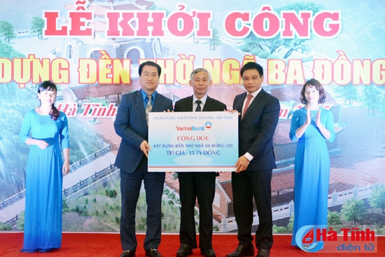 Bí thư Đảng ủy - Chủ tịch HĐQT Vietinbank Việt Nam Nguyễn Văn Thắng trao tượng trưng 15 tỷ đồng công đức xây dựng đền thờ Ngã ba Đồng Lộc