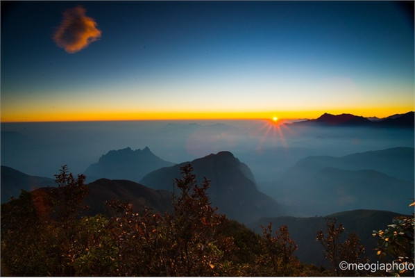 Săn mây trên đỉnh núi cao hơn 3.000 m của Việt Nam ảnh 3