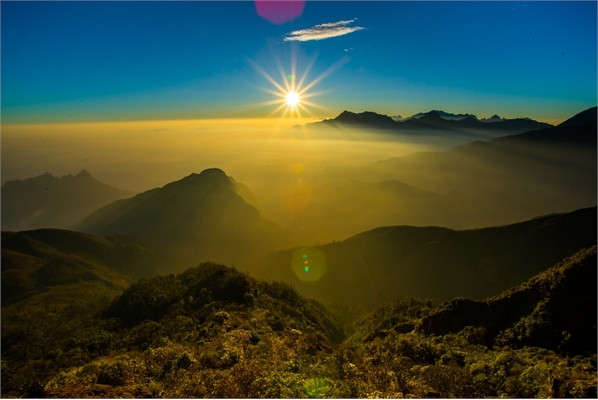 Săn mây trên đỉnh núi cao hơn 3.000 m của Việt Nam ảnh 5