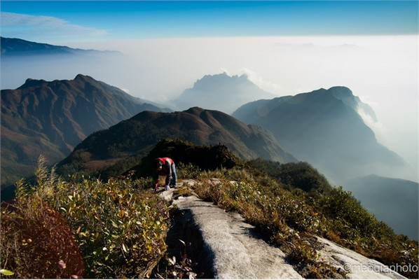 Săn mây trên đỉnh núi cao hơn 3.000 m của Việt Nam ảnh 8