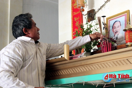 Cựu chiến binh Nguyễn Tiến Hải (thôn Phúc Hải, xã Cẩm Nhượng) thành kính thắp hương lên bàn thờ Bác. Cựu chiến binh Nguyễn Tiến Hải (thôn Phúc Hải, xã Cẩm Nhượng) thành kính thắp hương lên bàn thờ Bác.