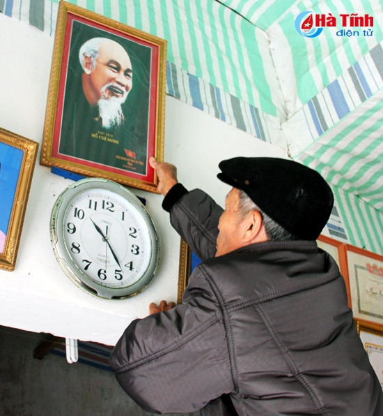 Ông Nguyễn Hữu Đức - Bí thư Chi bộ thôn Phúc Hải lau chùi ảnh Bác chuẩn bị đón năm mới Ông Nguyễn Hữu Đức - Bí thư Chi bộ thôn Phúc Hải lau chùi ảnh Bác chuẩn bị đón năm mới