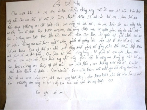 Hai bức thư tuyệt mệnh của nữ sinh ở Bình Phước viết gửi bố mẹ được tìm thấy trong balô - Ảnh: Hoài Phương
