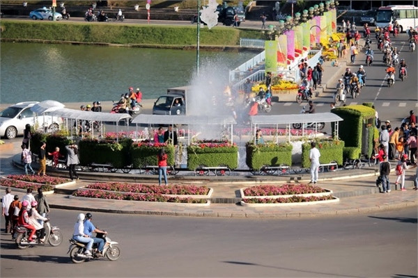 Đà Lạt hoa "tràn xuống phố" chờ khai hội ảnh 1