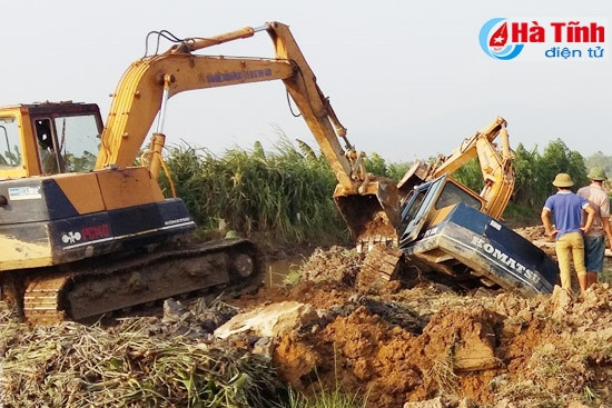 Công ty TNHH MTV Thủy lợi Bắc Hà Tĩnh huy động phương tiện nạo vét bẻ hút Trạm bơm Nhà Trai (khánh Lộc) để chuẩn bị tưới vụ xuân.