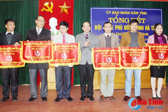 BTC trao cờ cho các đơn vị, trường học xếp loại xuất sắc, loại tốt tại hội khỏe