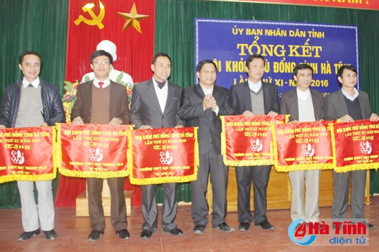 BTC trao cờ cho các đơn vị, trường học xếp loại xuất sắc, loại tốt tại hội khỏe