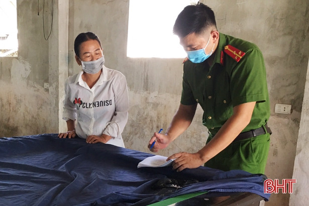 Phát tờ rơi, khẩu trang phòng dịch cho người dân và tiểu thương ở Cẩm Xuyên