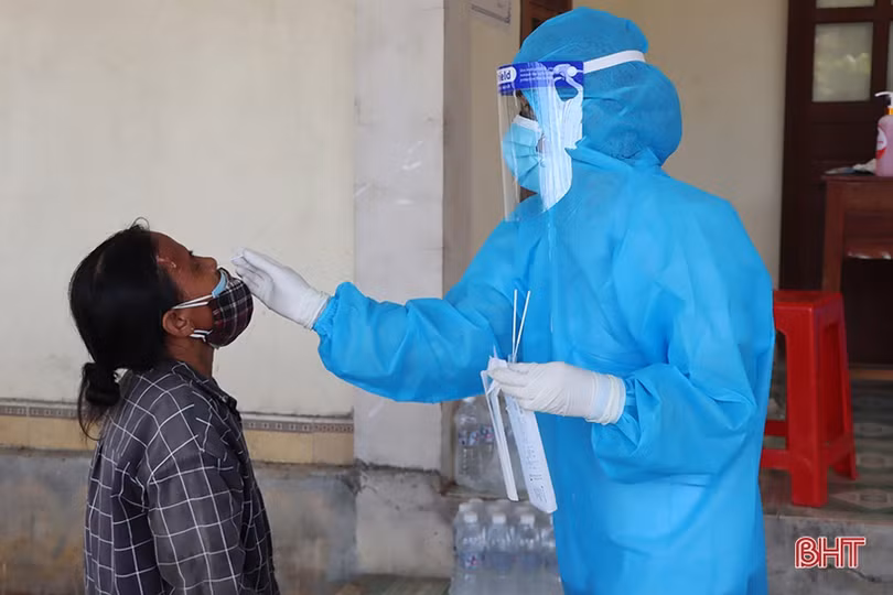 Các địa phương ở Hà Tĩnh bàn giao công dân hoàn thành cách ly sau khi trở về trên chuyến tàu SE 14