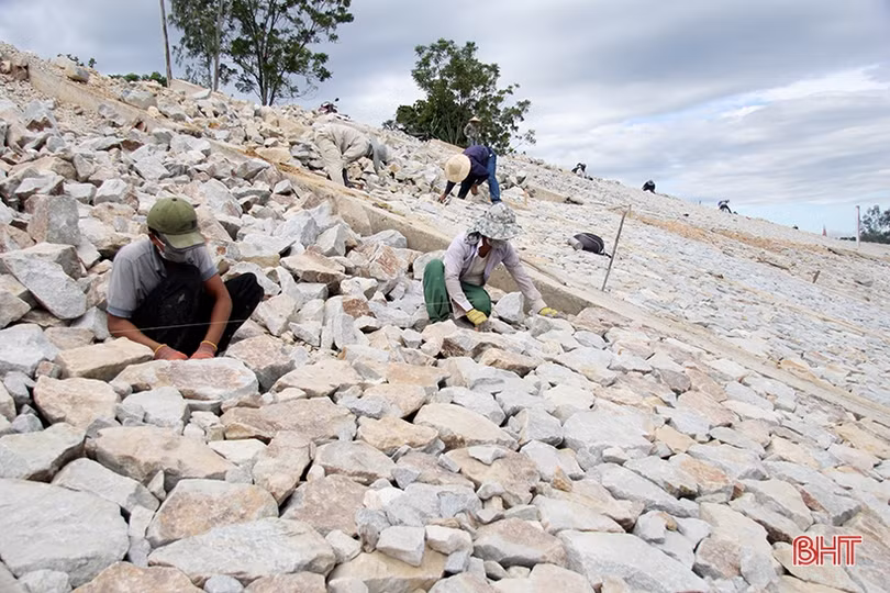 “Chạy đua” với thời gian trên các công trình phòng lũ ở Hương Sơn